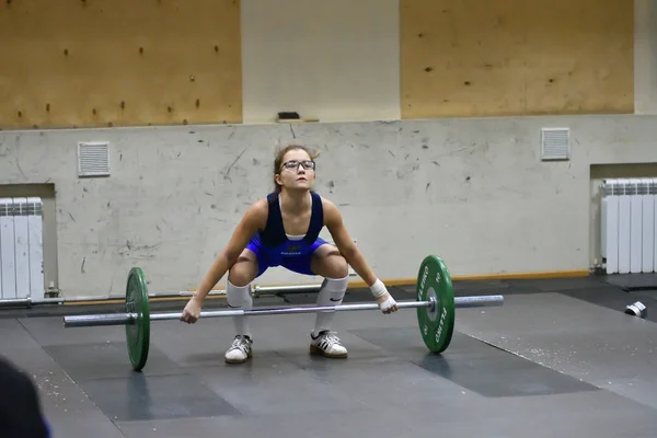 Orenburg, Rusland, 16 December 2017 jaar: de meisjes concurreren in Gewichtheffen — Stockfoto