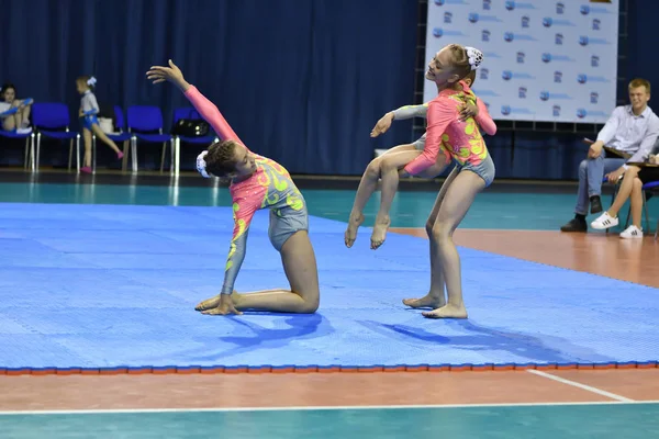 Orenburg, Rusia, 26-27 Mei 2017 tahun: Juniors bersaing dalam akrobat olahraga — Stok Foto
