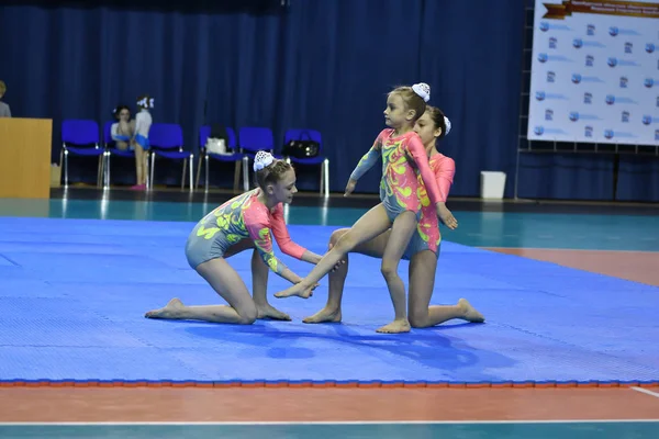 Orenburg, Russia, 26-27 maggio 2017 anni: i giovani competono in acrobazie sportive — Foto Stock