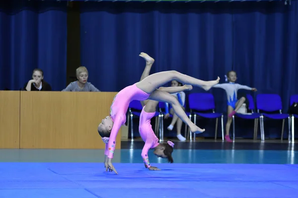 Orenburg, Rússia, 26-27 de maio de 2017 anos: Juniores competem em acrobacia esportiva — Fotografia de Stock