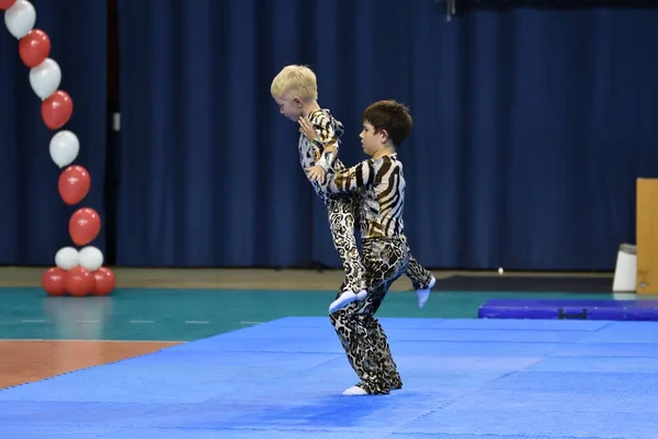 Orenburg, Russia, 26-27 May 2017 years: Juniors compete in sports acrobatics — Stock Photo, Image