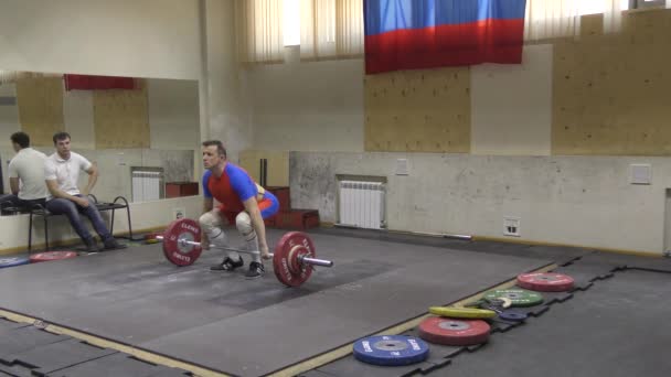 オレンブルク ロシア連邦 2017 男の子はカップと重い陸上選手権フィールドの重量挙げで競う — ストック動画