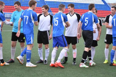 Orenburg, Rusya, 8 Haziran 2017 yıl: erkekler futbol oynamak