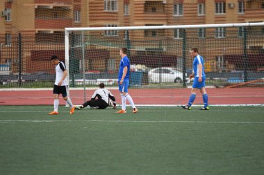 Orenburg, Rusya, 8 Haziran 2017 yıl: erkekler futbol oynamak