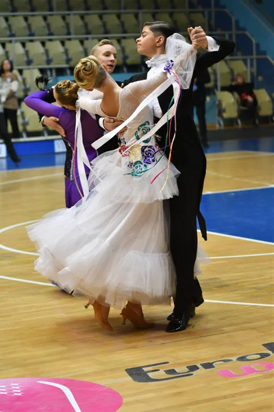 Orenburg, Rússia - 12 de novembro de 2016: Menina e menino dançando . — Fotografia de Stock