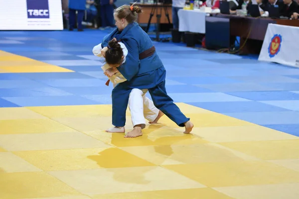 Orenburg, russland - 21.10.2016: Mädchen messen sich im Judo — Stockfoto