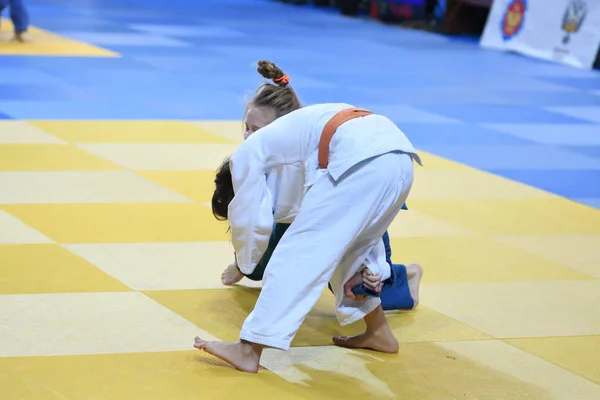 Orenburg, Rusland - 21 oktober 2016: meisjes concurreren in Judo — Stockfoto