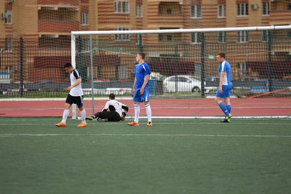 Orenburg, Rusia, 8 Juni 2017: Pria bermain sepak bola — Stok Foto