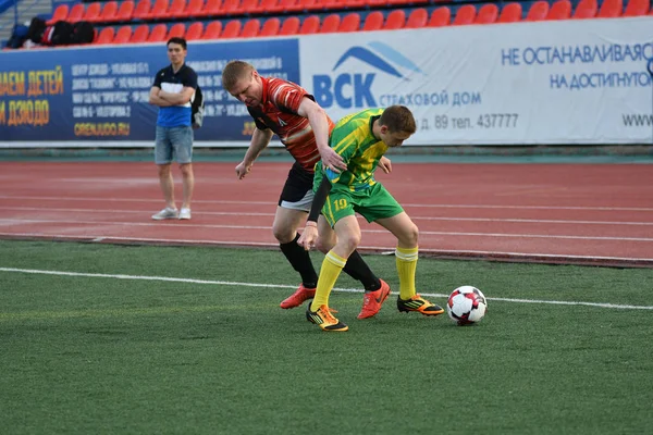 Orenburg, Rússia, 8 Junho de 2017 ano: Homens jogam futebol — Fotografia de Stock