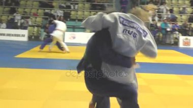 Orenburg, Rusya - 21 Ekim 2017: Kızlar, V. S. Chernomyrdin 'in anısına düzenlenen tüm Rus Judo turnuvasında erkekler ve kızlar arasında yarışıyor.