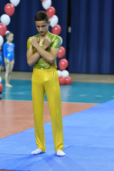 Orenburg, Russia, 26-27 May 2017 years: boys  compete in sports acrobatics — Stock Photo, Image