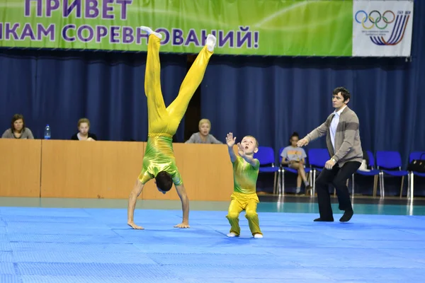 Orenburg, Rusia, 26-27 de mayo de 2017 años: niños compiten en acrobacias deportivas — Foto de Stock