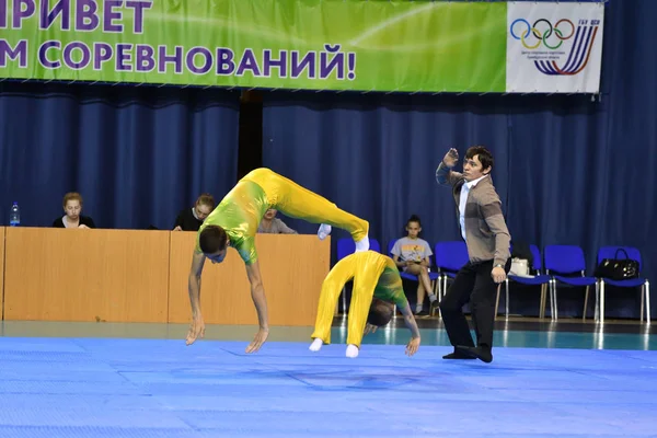 Orenburg, Rusia, 26-27 de mayo de 2017 años: niños compiten en acrobacias deportivas — Foto de Stock