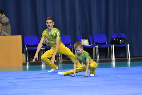 Orenburg, Russia, 26-27 maggio 2017 anni: i ragazzi gareggiano nelle acrobazie sportive — Foto Stock