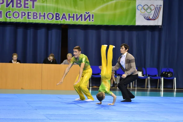Orenburg, russland, 26-27 mai 2017 jahre: jungs messen sich in sportakrobatik — Stockfoto
