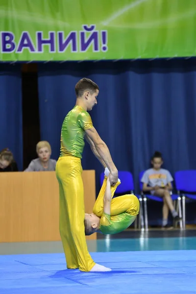 Orenburg, Rusia, 26-27 de mayo de 2017 años: niños compiten en acrobacias deportivas —  Fotos de Stock