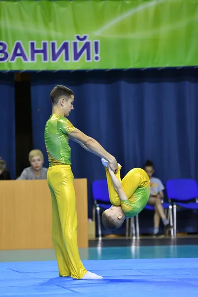 Orenburg, Rusland, 26-27 mei 2017 jaar: jongens concurreren in sportieve acrobatie — Stockfoto