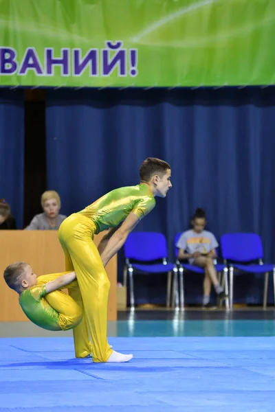 Orenburg, Ryssland, 26-27 maj 2017 år: pojkar tävla i sport akrobatik — Stockfoto