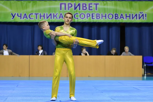 Orenburg, Rússia, 26-27 Maio 2017 anos: meninos competem em acrobacias esportivas — Fotografia de Stock