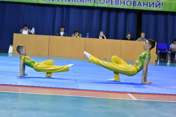 Orenburg, Russia, 26-27 maggio 2017 anni: i ragazzi gareggiano nelle acrobazie sportive — Foto Stock