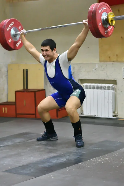 Orenburg, Russia, 17 dicembre 2017 anni: i ragazzi competono nel sollevamento pesi — Foto Stock