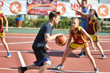 Orenburg, Rusya Federasyonu - 30 Temmuz 2017 yıl: kızlar ve erkekler için sokak basketbol oynamak