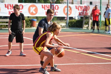 Orenburg, Rusya Federasyonu - 30 Temmuz 2017 yıl: kızlar ve erkekler için sokak basketbol oynamak