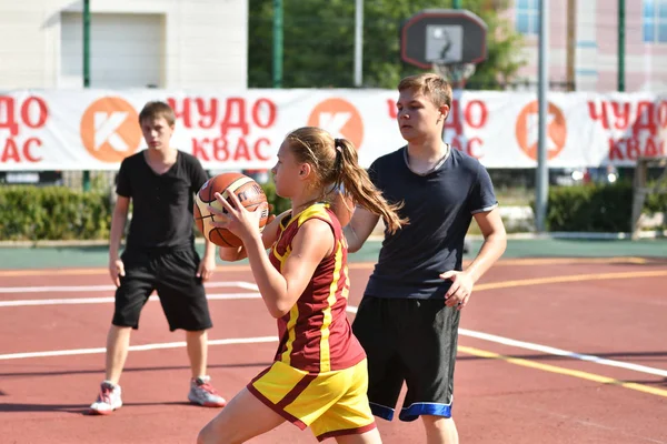 Orenburg, Rosja - 30 lipca 2017 roku: dziewcząt i chłopców grać w koszykówkę Street — Zdjęcie stockowe