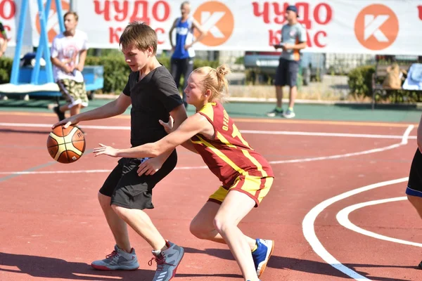 Orenburg, Rusia - 30 de julio de 2017 año: Niñas y niños juegan Street Basketball —  Fotos de Stock