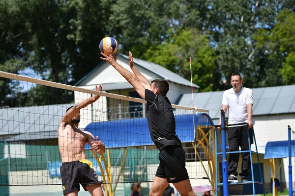 Orenburg, Russie, 9-10 juin 2017 année : Des garçons jouent au beach-volley — Photo