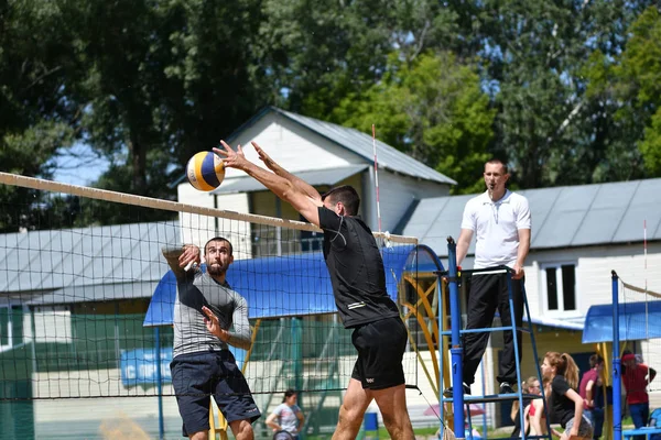 Orenburg, Russie, 9-10 juin 2017 année : Des garçons jouent au beach-volley — Photo