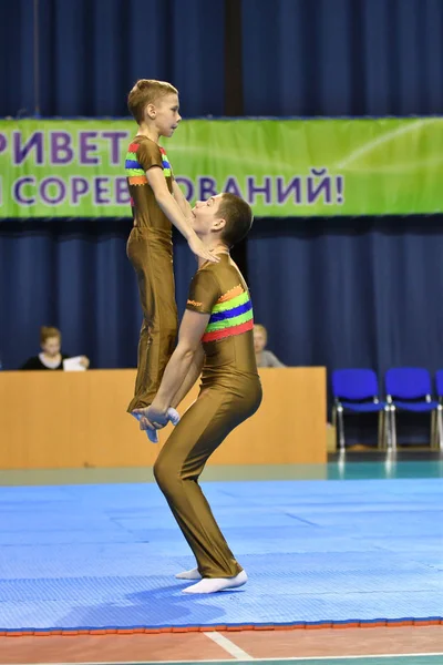 Orenburg, Ryssland, 26-27 maj 2017 år: pojkar tävla i sport akrobatik — Stockfoto