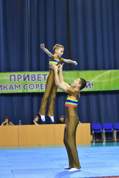 Orenburg, russland, 26-27 mai 2017 jahre: jungs messen sich in sportakrobatik — Stockfoto