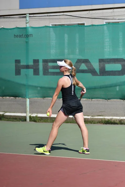 Orenburg, Rússia - 15 de agosto de 2017 ano: menina jogando tênis — Fotografia de Stock