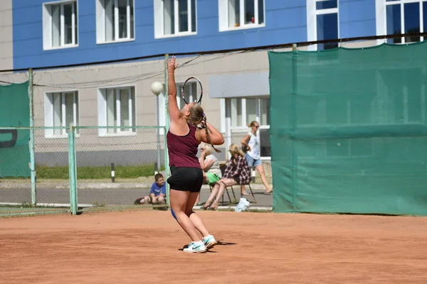 Orenburg, Federacja Rosyjska - 15 sierpnia 2017 roku: Dziewczyna, grając w tenisa — Zdjęcie stockowe