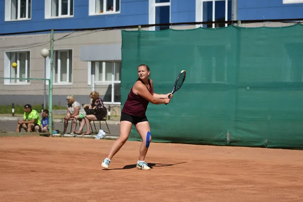 Orenburg, russland - august 15, 2017 jahr: mädchen spielt tennis — Stockfoto