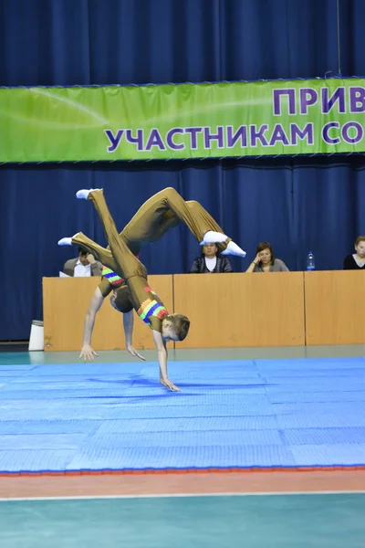 Orenburg, Oroszország, 26-27 május 2017 év: fiúk versenyeznek a sport akrobatika — Stock Fotó