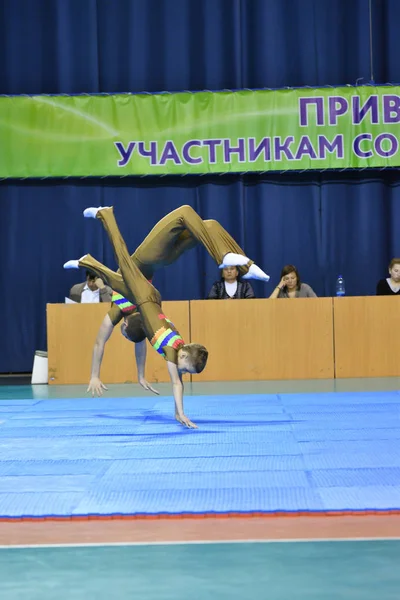 Orenburg, Rússia, 26-27 Maio 2017 anos: meninos competem em acrobacias esportivas — Fotografia de Stock