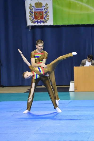 Orenburg, Rusia, 26-27 de mayo de 2017 años: niños compiten en acrobacias deportivas —  Fotos de Stock