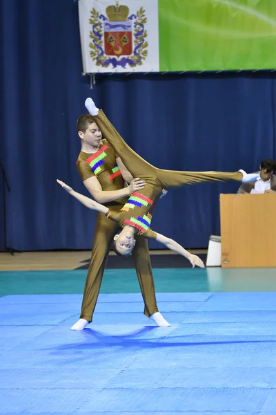 Orenburg, Rússia, 26-27 Maio 2017 anos: meninos competem em acrobacias esportivas — Fotografia de Stock