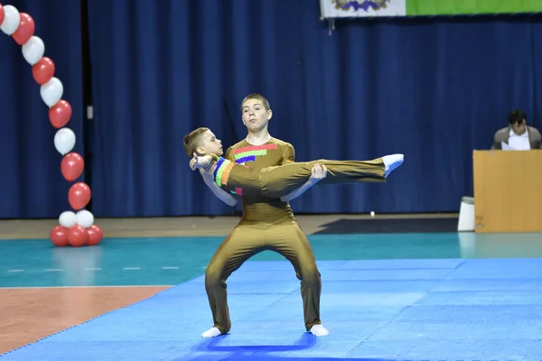 Orenburg, Rusia, 26-27 de mayo de 2017 años: niños compiten en acrobacias deportivas —  Fotos de Stock