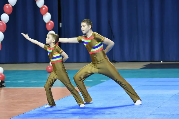 Оренбург, Россия, 26-27 мая 2017 года: юноши соревнуются в спортивной акробатике — стоковое фото