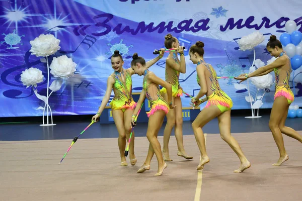 Orenburg, Federacja Rosyjska - 25 listopada 2017 roku: dziewczyny konkurować w gimnastyce wykonywać ćwiczenia z klubów sportowych — Zdjęcie stockowe