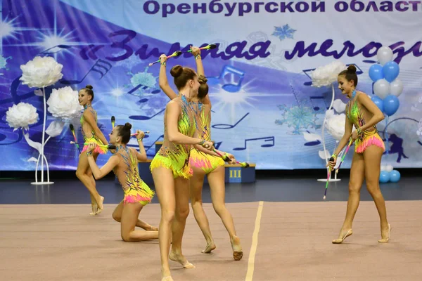 Orenburg, Rusia - 25 de noviembre de 2017 año: las niñas compiten en gimnasia rítmica realizan ejercicios con clubes deportivos —  Fotos de Stock