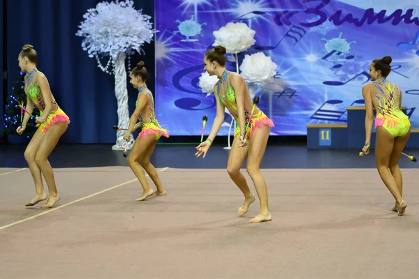 Όρεμπουργκ, Ρωσία - έτος 25 Νοεμβρίου 2017: κορίτσια ανταγωνίζονται στην ρυθμική γυμναστική εκτελούν ασκήσεις με αθλητικά σωματεία — Φωτογραφία Αρχείου