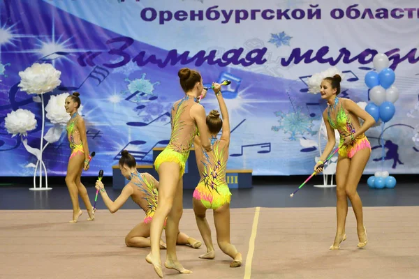 Оренбург, Россия - 25 ноября 2017 года: девушки соревнуются в художественной гимнастике, выполняют упражнения со спортивными клубами — стоковое фото