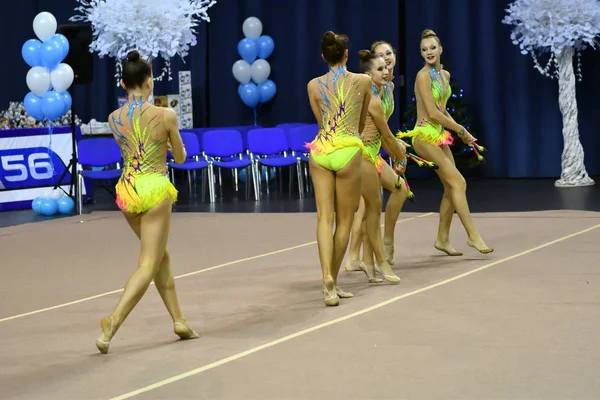 オレンブルク, ロシア連邦 - 2017 年 11 月 25 日年: 女の子で競う新体操はスポーツ クラブでの演習を行う — ストック写真
