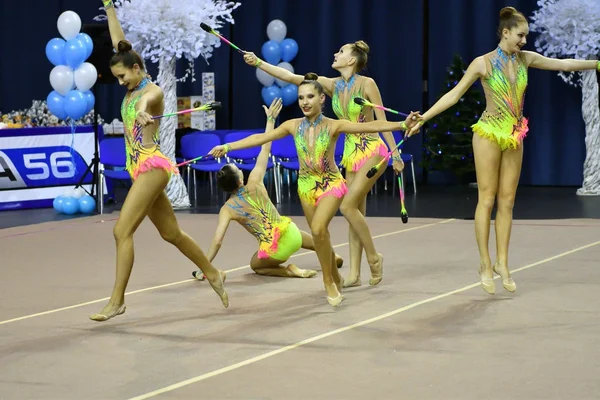 Orenburg, Rusko - 25 listopadu 2017 rok: dívky soutěžit v rytmické gymnastice provádět cvičení se sportovními kluby — Stock fotografie