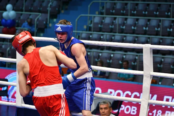 Orenburg, Russia-May 7, 2017 year: Boys boxers compete — Stock Photo, Image