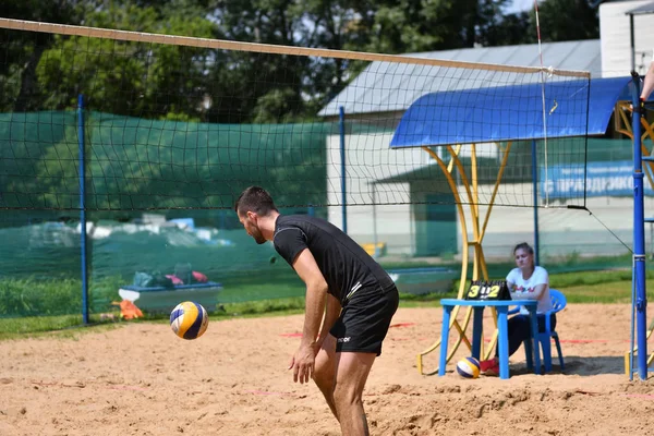 Orenburg, Rusko, rok 9-10 června 2017: kluci hrají plážový volejbal — Stock fotografie